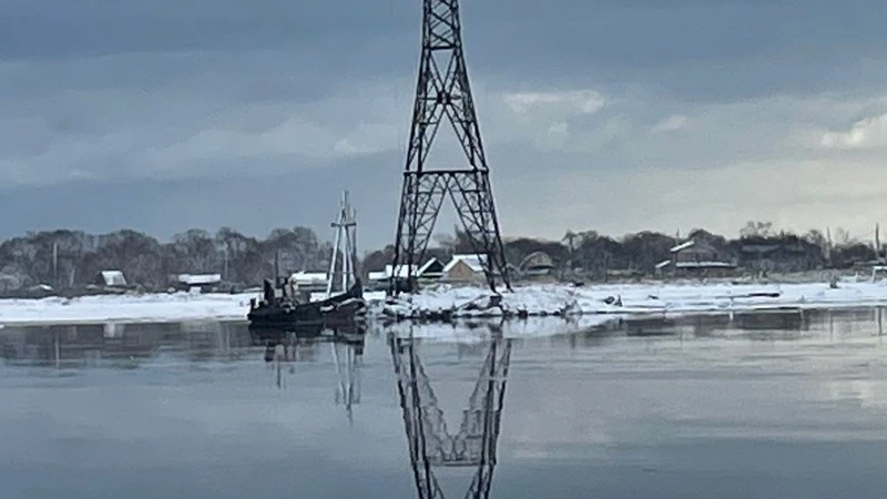 «Пришлось работать на воде»: в центре Сахалина восстанавливают электроснабжение после циклона