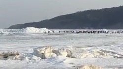 Десятки рыбаков сбежали со льда из-за трещин в районе Свободного 26 марта