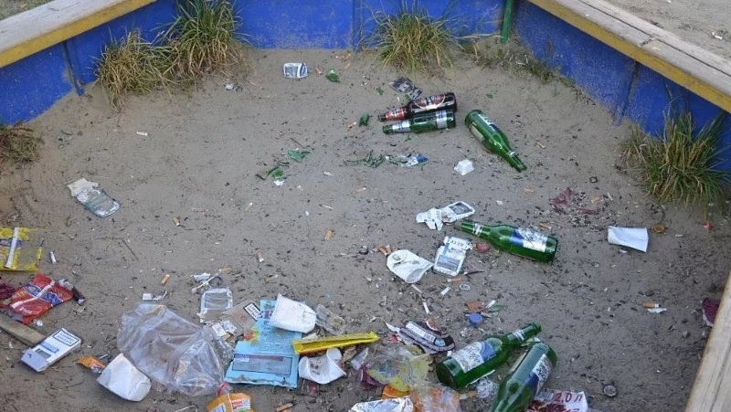 Жители Анивы забросали мусором песочницу на детской площадке