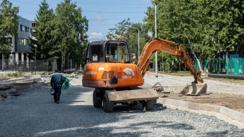 Улицу Хабаровскую в Южно-Сахалинске заасфальтируют до конца августа