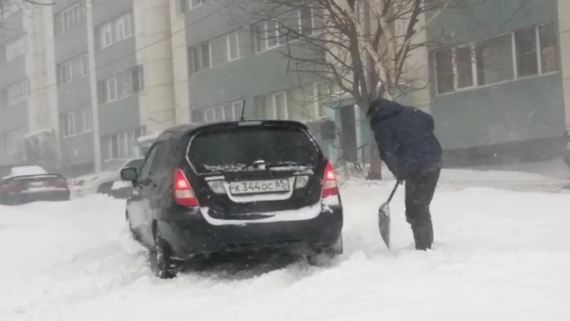 Метель на Сахалине: выкопай машину, увернись от летящей остановки, съезди на рыбалку