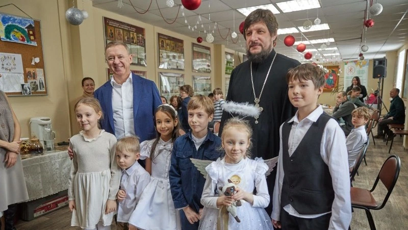 Колядки, молитвы и чаепитие: мэр Южно-Сахалинска встретился с воспитанниками воскресной школы