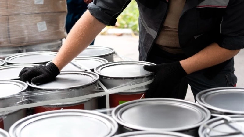 Краска вспыхнула на промышленном складе в Южно-Сахалинске