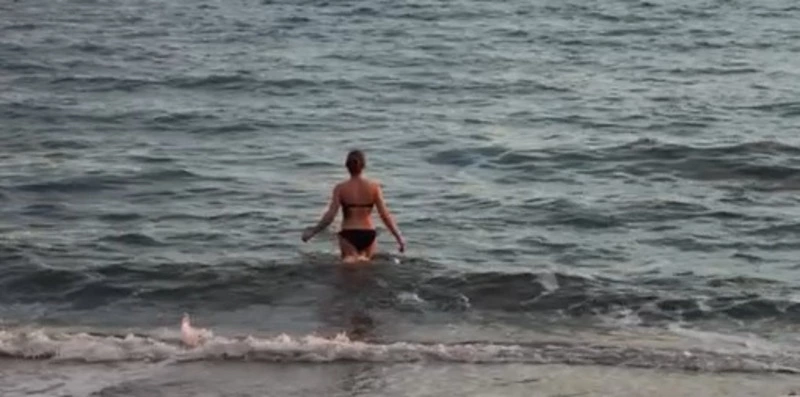 Бесстрашная сахалинка в марте открыла купальный сезон