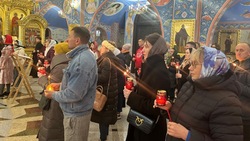 Благодатный огонь доставили в кафедральный собор Рождества Христова в Южно-Сахалинске 