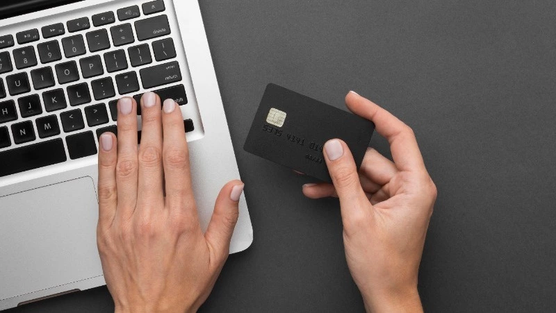 Продавец салона связи в Холмске нашел карту клиента и оплатил ею свои покупки 