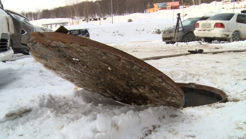 Более сотни крышек канализационных люков заменили в Южно-Сахалинске