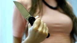 Сахалинец поднял на жену руку и получил ножом в грудь