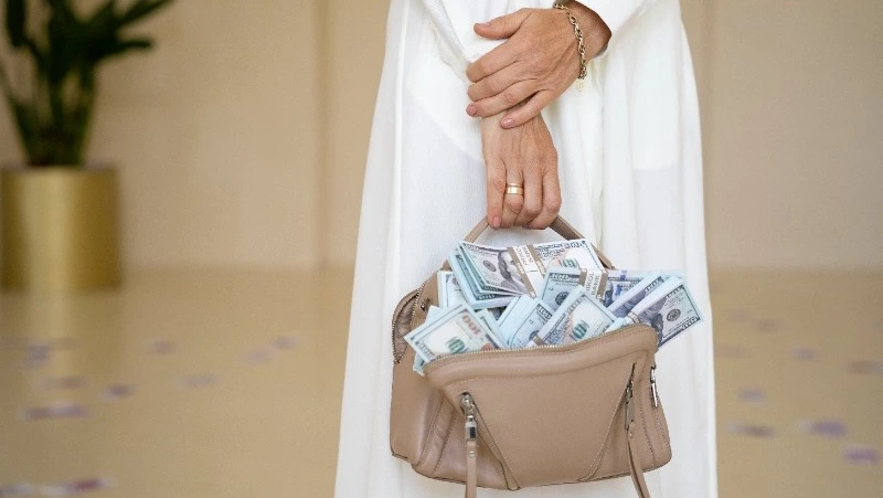 Мужчины и женщины по-разному оценили надежность мировых валют 