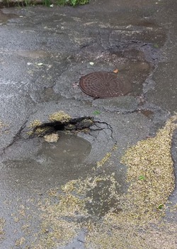 «Там по колено воды»: подвал многоэтажки в Южно-Сахалинске тонет из-за ямы на дороге