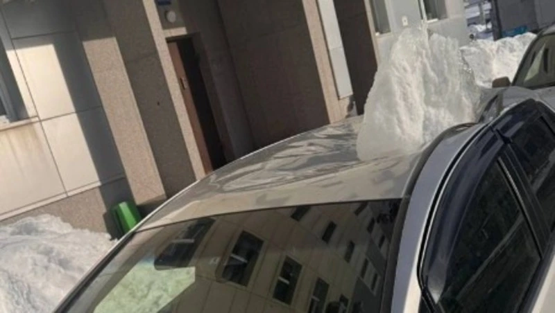 В Южно-Сахалинске ледяная глыба упала на автомобиль: жильцы бьют тревогу