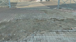 «Дырень около перекрестка»: жители Южно-Сахалинска обругали разрушенный тротуар