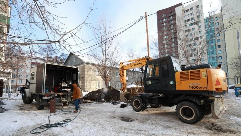 В 11-м микрорайоне Южно-Сахалинска завершают ремонт теплотрассы