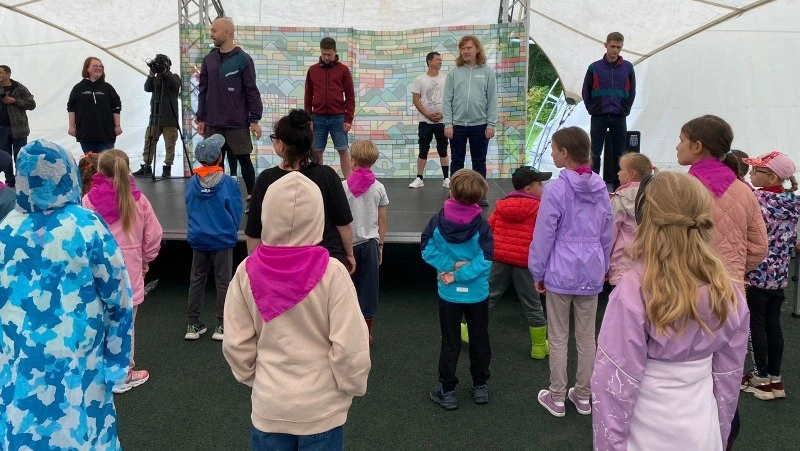 Для участников летнего кубка КВН в Южно-Сахалинске провели утреннюю зарядку