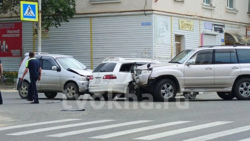 Водитель Daihatsu Terios собрала паровозик из иномарок в Охе 