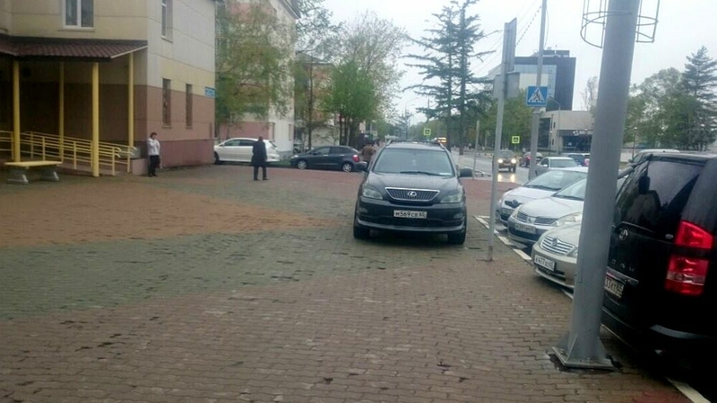 «Больные» на «Лексусе» в Южно-Сахалинске паркуются на тротуарах