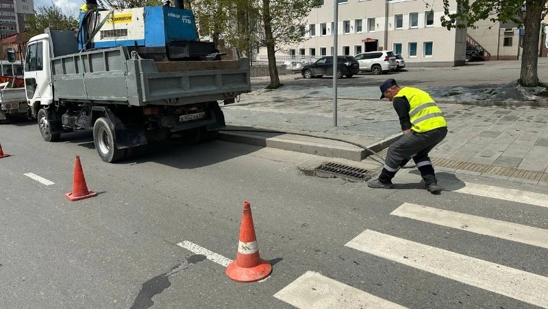 В Южно-Сахалинске из-за непогоды продлили перекрытие проспекта Победы