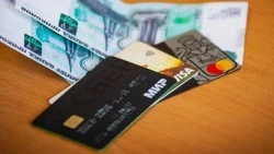 Сахалинец предстанет перед судом за покупки с найденной на остановке карты