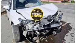 Иномарка потеряла переднюю часть в аварии на перекрестке в Южно-Сахалинске