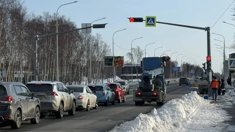 На проспекте Мира у «АкваСити» в Южно-Сахалинске заработал новый светофор с вызывной кнопкой