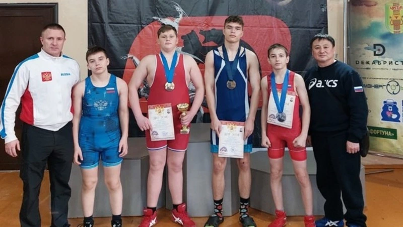 Сахалинские борцы завоевали две медали на соревнованиях в Чите