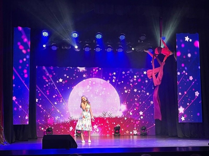 Восторг у детей и взрослых. Зрители в цирке. Поклонницы на концерте. Овации зрителей в зале. Музыкальные фото.