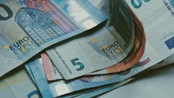 Впервые за пару лет курс евро упал ниже 76 рублей