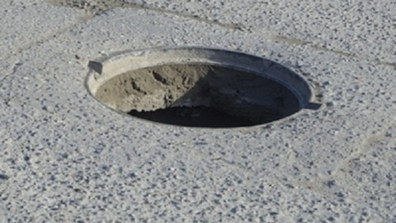 Больше двух месяцев охинка пытается найти хозяина колодца, куда упал ее сын