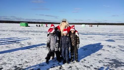 Сахалинские рыбаки призвали хороший клев зажигательным танцем на льду