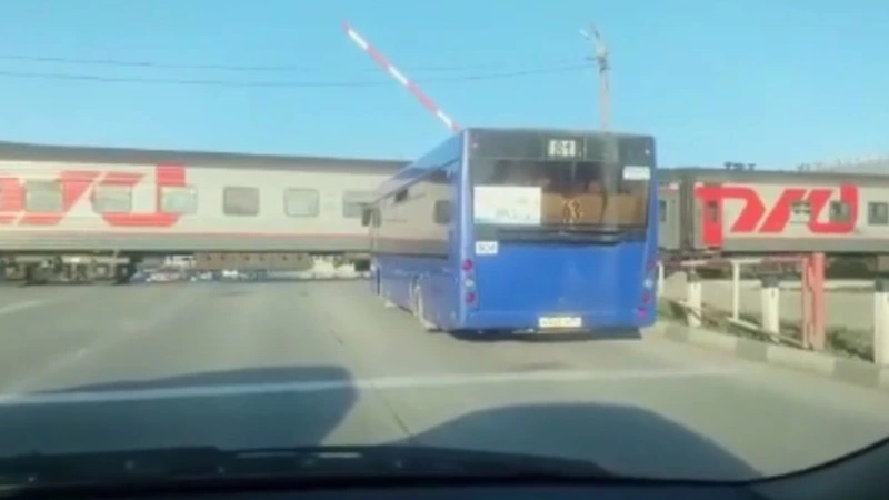 В Южно-Сахалинске уволили водителя пассажирского автобуса, вставшего впритык к поезду