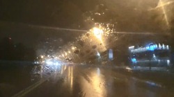 Появилось видео проливного дождя, который затопил дороги в Томари