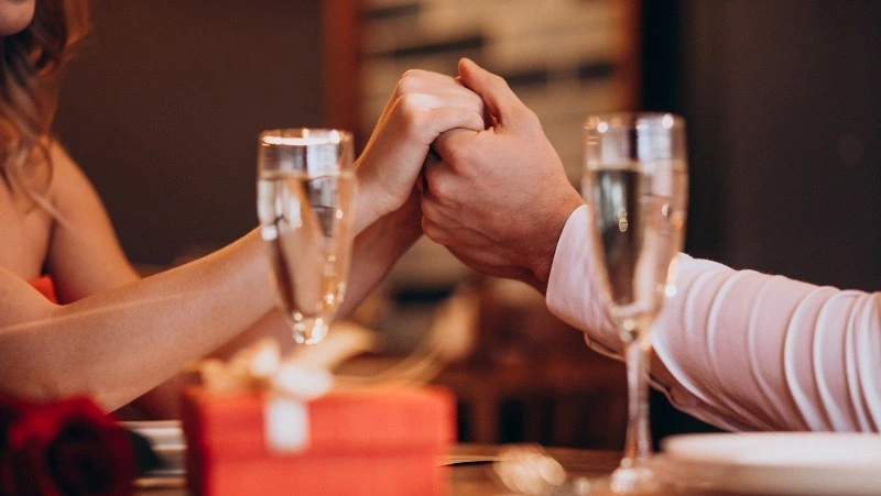 Прогулка с кофе и сериалы: россияне рассказали об ожиданиях от первого свидания