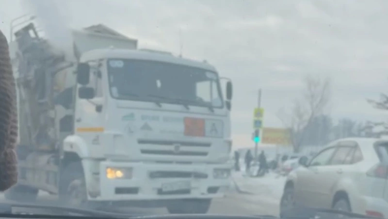 Автомобили встали в пробку после ДТП с участием КамАЗа в Южно-Сахалинске
