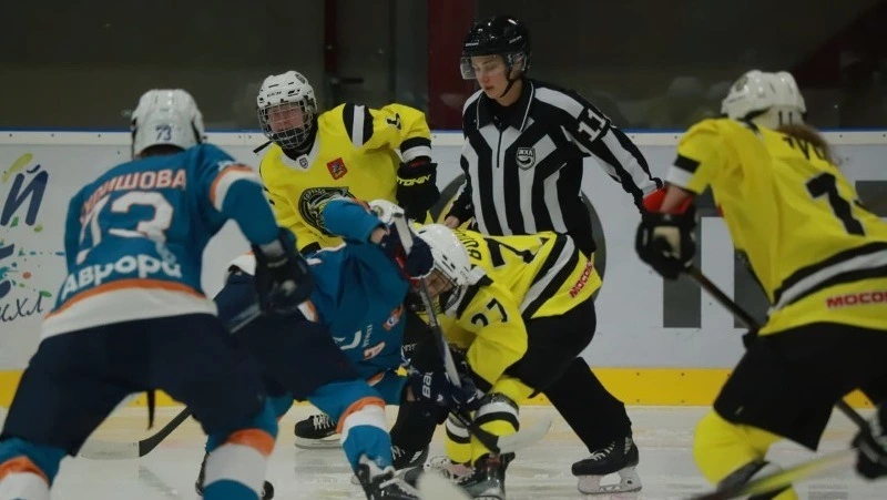 В хоккее только девушки