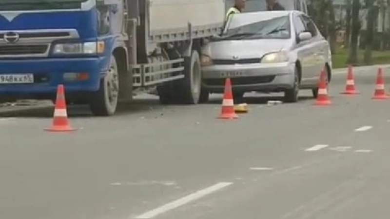 В Южно-Сахалинске таксист влетел в грузовик