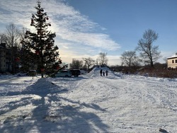 Горку из 100 кубометров снега построили в селе на Сахалине