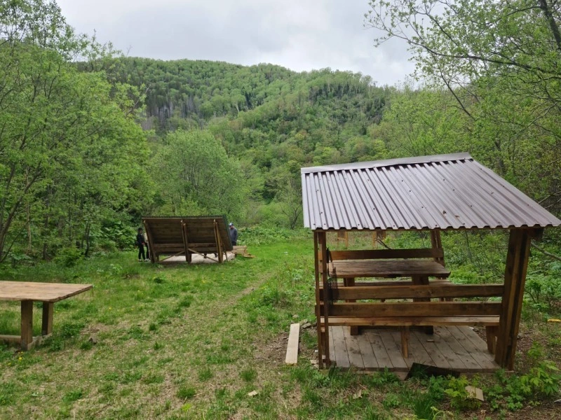 На юге Сахалина неизвестные сломали еще одну беседку 