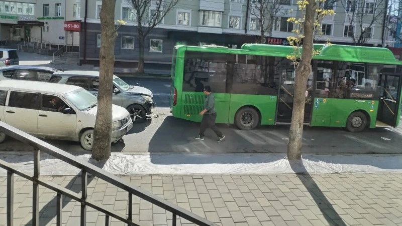 Toyota Rush въехала в автобус с пассажирами в центре Южно-Сахалинска 