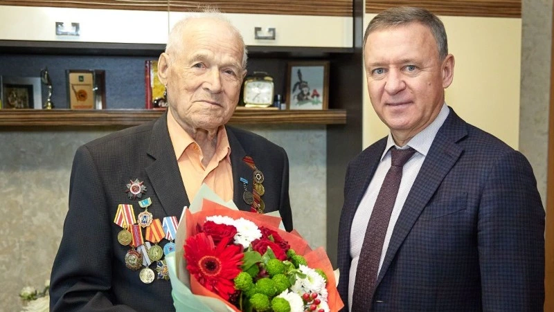 Мэр Южно-Сахалинска в преддверии Дня Победы поздравил 98-летнего ветерана
