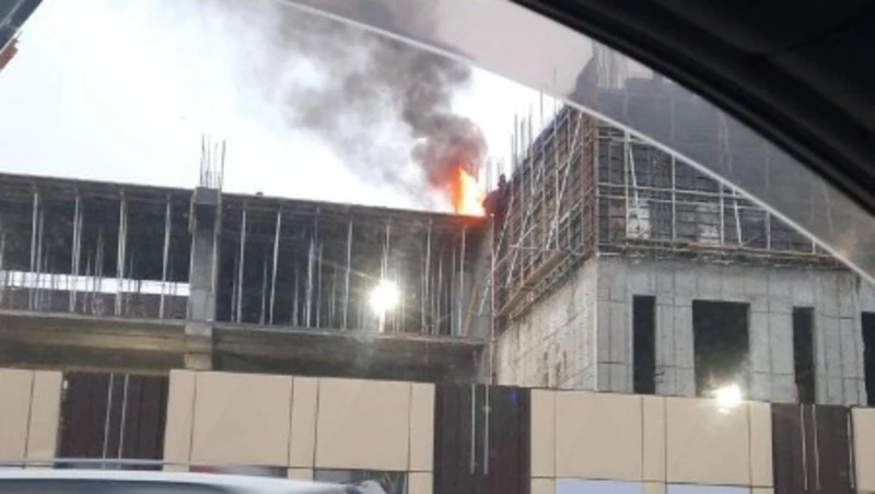 Пламя охватило стройку кампуса СахГУ в центре Южно-Сахалинска