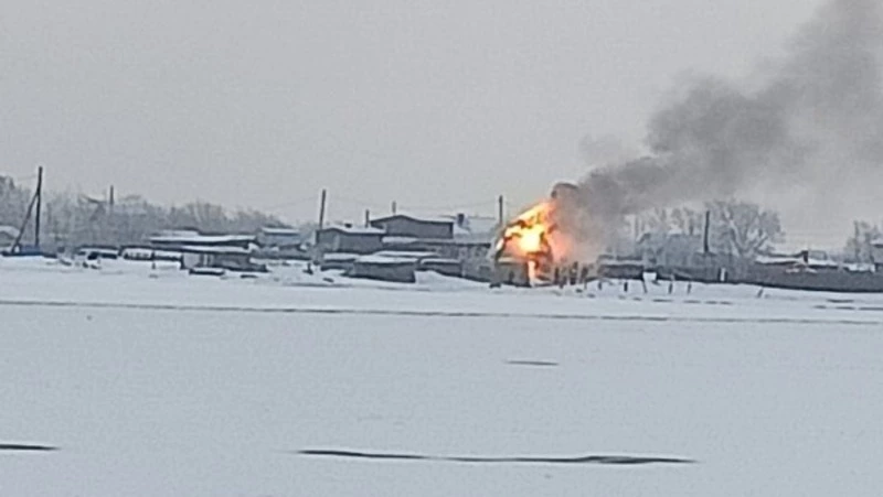 «Пожарные не смогли пробиться к месту ЧП»: дом горит на острове Южный в Поронайске 