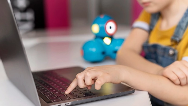 Авито обучит детей в «Смене» и «Орленке» фактчекингу и работе с искусственным интеллектом