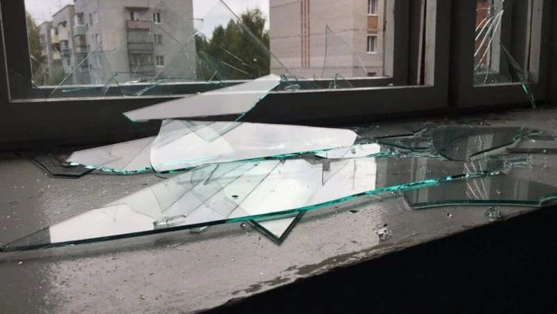 Житель Корсакова предстанет перед судом за разбитое в пьяном гневе окно