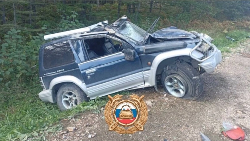 Водитель Mitsubishi Pajero получил травмы после опрокидывания в кювет в Корсакове