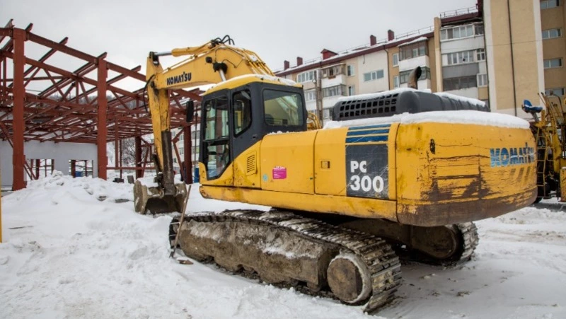 Парень украл 150 литров дизтоплива и аккумуляторы из экскаватора в Корсакове