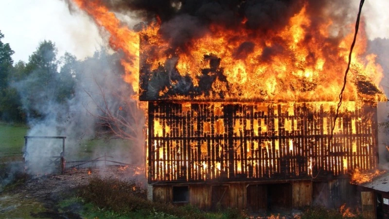 Две хозпостройки у ЦТВС сгорели возле аэродрома «Пушистый» в Корсаковском районе