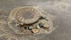 Жители Охи не понимают, что происходит с открытыми колодцами на улицах