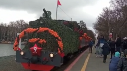 Сахалинцы толпятся в очереди ради поездки по детской железной дороге