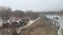 Грузовик перевернулся в кювете на трассе в Долинском районе 