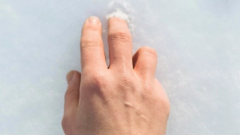 В Аниве мужчине откусили безымянный палец из-за занятой парковки